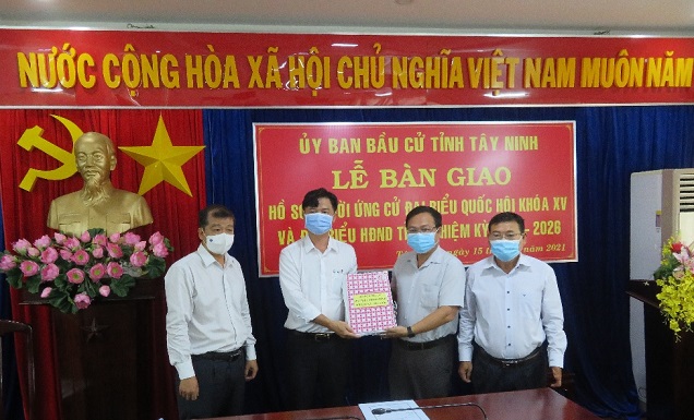 Bàn giao hồ sơ ứng cử viên đại biểu Quốc hội khóa XV và đại biểu HĐND tỉnh Tây Ninh khóa X, nhiệm kỳ 2021-2026